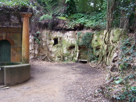 La grotte, avant les bambous